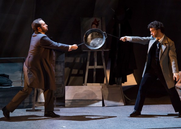 Yann Toussaint, dans le rôle de Schaunard. La Bohème de Puccini. Opéra d'Avignon, 2015. Avec Ugo Guagliardo. Copyright Cédric Delestrade.