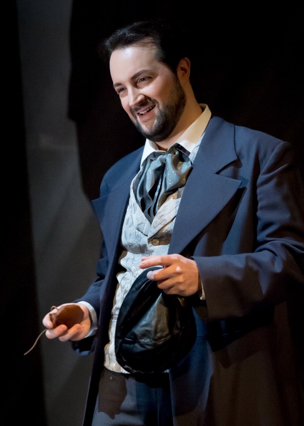 Yann Toussaint, baryton, dans le rôle de Schaunard. La Bohème de Puccini. Opéra d'Avignon, 2015. Copyright Cédric Delestrade.
